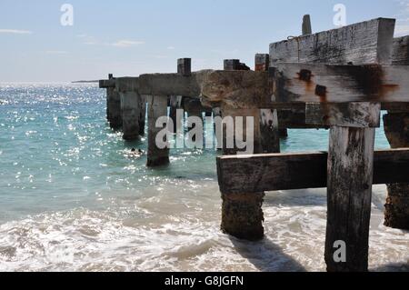 Abbandonato il pontile in prospettiva il turchese le acque dell'Oceano Indiano a Jurien Bay sulla costa del Western Australia. Foto Stock