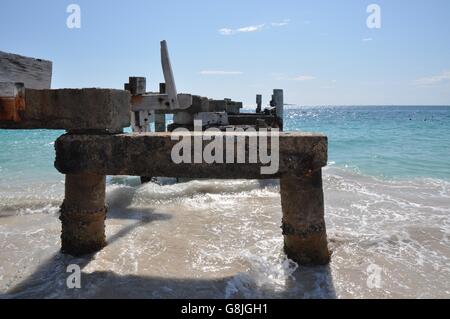 Il vecchio molo rovine nel turchese le acque dell'Oceano Indiano a Jurien Bay beach sotto un cielo blu in Western Australia. Foto Stock