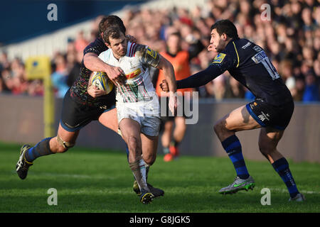 Il Nick Evans di Harlequins (centro) è affrontato da Donncha o'Callaghan dei Warriors (a sinistra) e Bryce Heem durante la partita di Aviva Premiership al Sixways Stadium di Worcester. Foto Stock