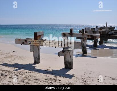 Pontile abbandonati in turchese le acque dell'Oceano Indiano a Jurien Bay sulla costa linea sotto un cielo blu in Western Australia. Foto Stock