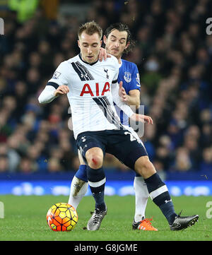 Christian Eriksen di Tottenham Hotspur (a sinistra) e Leighton Baines di Everton combattono per la palla durante la partita della Barclays Premier League al Goodison Park di Liverpool. Foto Stock