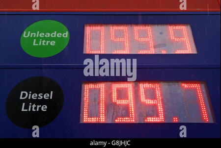 Una visione dei prezzi della benzina e del diesel ad un Tesco ad Ashford, Kent, come i driver possono ora riempire in su sul diesel per meno di £1 al litro dopo che i giganti del supermercato hanno tagliato i prezzi da oggi. Foto Stock