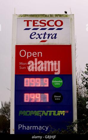 Una visione dei prezzi della benzina e del diesel a un Tesco ad Ashford, Kent, come i driver possono ora riempire su diesel per meno di &libbra;1 al litro dopo che i giganti del supermercato hanno tagliato i prezzi da oggi. Foto Stock