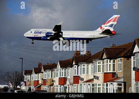 Aerei che atterrano all'aeroporto di Heathrow. Un aereo British Airways Boeing 747 atterra sulle case di Myrtle Avenue vicino all'aeroporto di Heathrow, Londra ovest. Foto Stock
