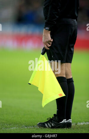 Dettaglio dell'assistente di un arbitro che tiene la bandiera accanto a loro durante il gioco Foto Stock