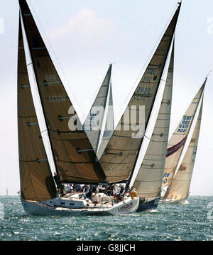 Gli yacht di classe 1 e 2 si snodano nel Solent orientale di Alverstoke, Hampshire, durante le corse nella regata annuale della settimana dei Cowes, la più grande regata velica del mondo. Foto Stock