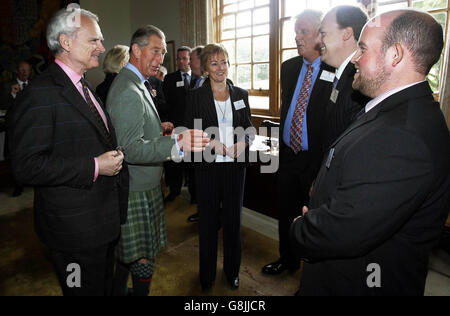 Il principe Carlo, conosciuto come il duca di Rothesay quando in Scozia, parla con (L-R) Lord Maclennan di Rogart, l'agricoltore Judith Miller, Bill Slater di Althams, Justin James di Sainsbury e l'agricoltore Danny Miller (che il principe ha incontrato l'anno scorso durante una visita alla sua fattoria) Durante un ricevimento per lanciare la North Highland Initiative al Castello di Mey. Il Principe ha detto di essere stato 'immensamente incoraggiato' dai progressi che sono stati compiuti nella pianificazione della North Highlands Initiative. Il programma mira a riunire la comunità agricola delle Highland, le imprese locali e l'industria turistica in Foto Stock