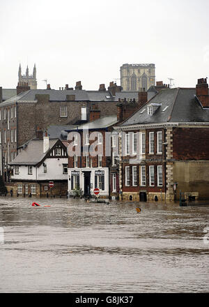 Parti di York ancora sotto l'acqua a seguito delle gravi inondazioni all'inizio di questo mese, con il fiume Ouse previsione di aumentare dopo piogge più pesanti. Foto Stock