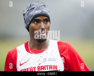 Il Mo Farah della Gran Bretagna dopo aver concluso il secondo all'evento Men's 8k durante il Great Edinburgh International XCountry 2016 all'Holyrood Park di Edimburgo. Foto Stock