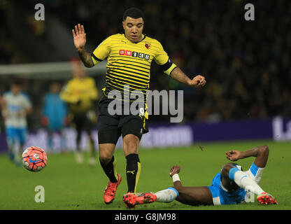 Il Troy Deeney di Watford viene affrontato dal Cheick Tiote di Newcastle United durante la Emirates fa Cup, terza partita a Vicarage Road, Watford. Foto Stock