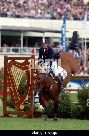 Equestre - Trofeo di sfida Aga Khan - il Failte Ireland Dublin Horse Show. Nick Skelton della Gran Bretagna su Arko III. Foto Stock