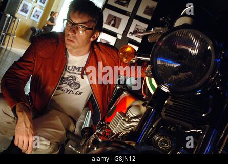 Graham Coxon presso l'Ace Cafe, famoso in tutto il mondo, nel centro di Londra, per il lancio della mostra fotografica Rockers & Racers, dove una serie di immagini straordinarie e iconiche del suo archivio fotografico in collaborazione con Triumph Motorcycles, sarà esposta alla Exposure Gallery dal 5-31 agosto. Foto Stock