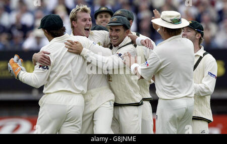 Cricket - The Ashes - Npower Second Test - Inghilterra / Australia - Edgbaston. Il brett Lee dell'Australia (seconda a sinistra) festeggia il fatto di prendere il capitano inglese Michael Vaughan per 1 corsa. Foto Stock