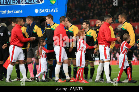 I giocatori di Stoke City e Norwich City si stringono le mani prima della partita della Barclays Premier League al Britannia Stadium di Stoke. Foto Stock