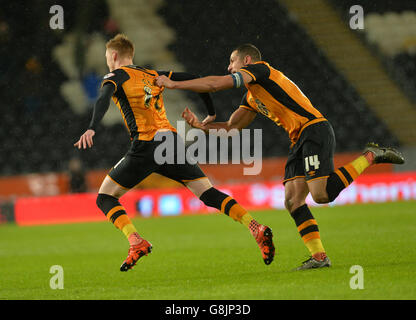 Sam Clucas di Hull City (a sinistra) festeggia con Jake Livermore After segnando il secondo gol del suo lato Foto Stock