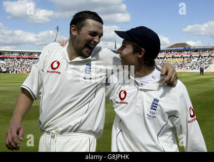 Il bowler inglese Steve Harmison (L) festeggia con il wicketkeeper Geraint Jones dopo aver vinto la seconda partita di test npower.
