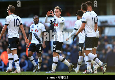 Christian Eriksen di Tottenham Hotspur festeggia il terzo obiettivo della partita durante la partita Barclays Premier League a White Hart Lane, Londra. Foto Stock