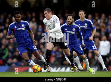 Ross Barkley di Everton si allontana dal Mikel John OBI di Chelsea (a sinistra) e dal Cesc Fabregas (a destra) durante la partita della Barclays Premier League a Stamford Bridge, Londra. Foto Stock