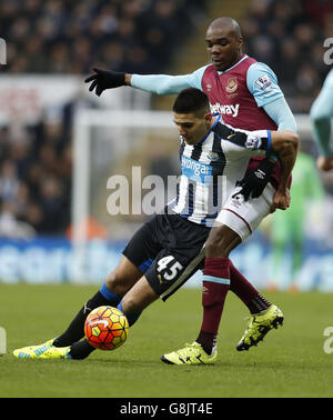 Aleksandar Mitrovic di Newcastle United (a sinistra) e Angelo Ogbonna di West Ham United combattono per la palla durante la partita della Barclays Premier League al St James' Park di Newcastle. Foto Stock