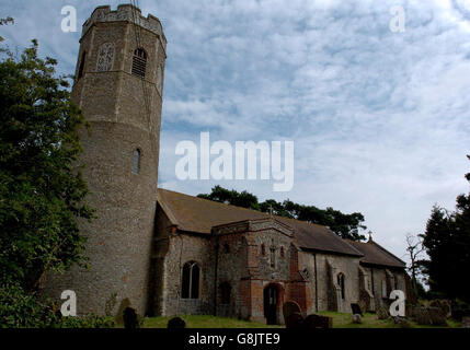 Chiesa di St Andrews, nei pressi di Beccles Suffolk, dove un dipinto murale del XIV secolo è stato scoperto durante i lavori di ristrutturazione. I dipinti sono stati scoperti per la prima volta nel dicembre 2001 dopo due fulmini in tre anni ha rivelato le immagini per la prima volta in più di 300 anni. È stato scoperto anche un dipinto di angelo o regina, insieme ad una foto di una cattedrale del XII secolo contemporanea con le prime parti della struttura della chiesa. Foto Stock