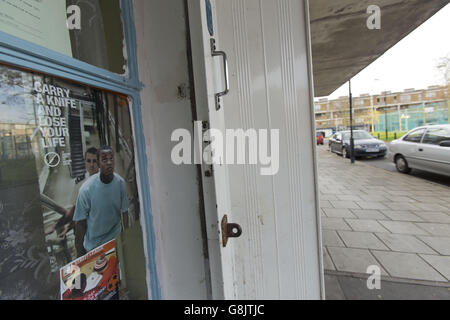 Cartelli e avvisi nella finestra del progetto Angell Delight Community nella tenuta di Angell Town a Brixton, a sud di Londra. Foto Stock