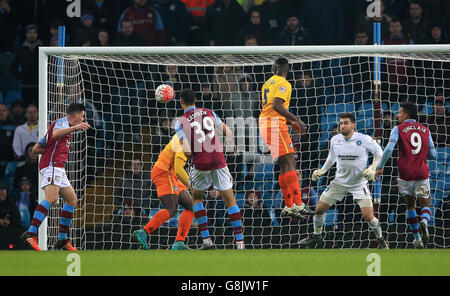 Aston Villa / Wycombe Wanderers - Emirates fa Cup - Third Round Replay - Villa Park. Il Ciaran Clark di Aston Villa (a sinistra) segna il primo gol della sua parte durante la Emirates fa Cup, terzo replay del round a Villa Park, Birmingham. Foto Stock