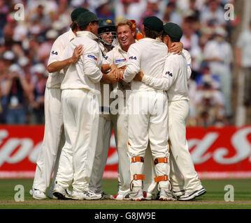 I fielder australiani si affrettano a congratularsi con Shane Warne per il suo 600esimo test wicket, la sua vittima era Marcus Trescosick dell'Inghilterra Foto Stock