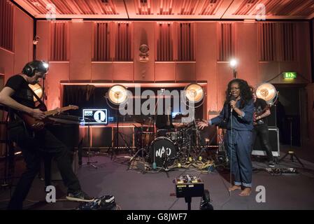 La NAO si esibisce in diretta sul palco durante il Future Festival di radio 1 alla Maida vale Studios di Londra, il 19 gennaio 2016. Foto Stock