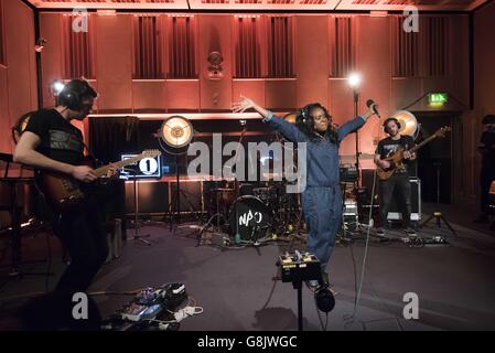 La NAO si esibisce in diretta sul palco durante il Future Festival di radio 1 alla Maida vale Studios di Londra, il 19 gennaio 2016. Foto Stock