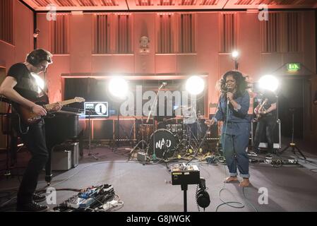 La NAO si esibisce in diretta sul palco durante il Future Festival di radio 1 alla Maida vale Studios di Londra, il 19 gennaio 2016. Foto Stock