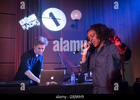 NAO entra in scena con Mura Masa in diretta durante il Future Festival di radio 1 presso gli Studios Maida vale, Londra, il 19 gennaio 2016. Foto Stock