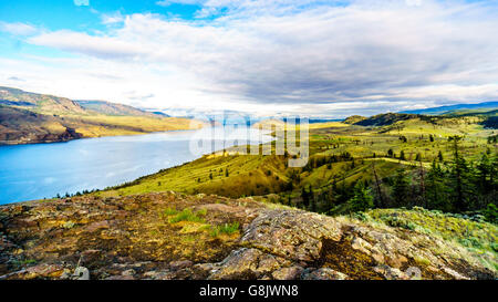 Tramonto sul lago di Kamloops lungo la Trans Canada Highway in British Columbia, Canada Foto Stock