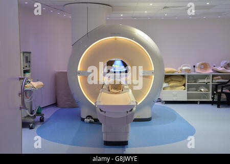 Una vista che mostra il nuovo scanner RM 3T dell'ospedale pediatrico di Sheffield. Foto Stock