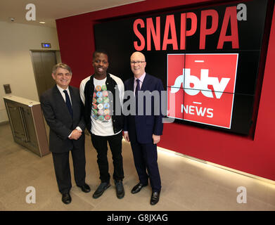 Colin Morrison (a sinistra), presidente del consiglio di amministrazione di SBTV-PA, con Jamal Edwards, fondatore di SBTV, e l'amministratore delegato dell'associazione della stampa Clive Marshall (a destra) presso la sede centrale di Londra dell'associazione della stampa. Foto Stock