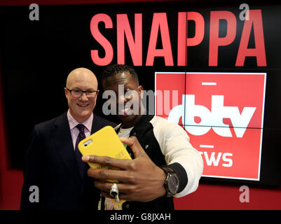 Jamal Edwards (a destra), fondatore di SBTV, prende un selfie con il Chief Executive dell'associazione della stampa Clive Marshall alla sede centrale di Londra dell'associazione della stampa. Foto Stock