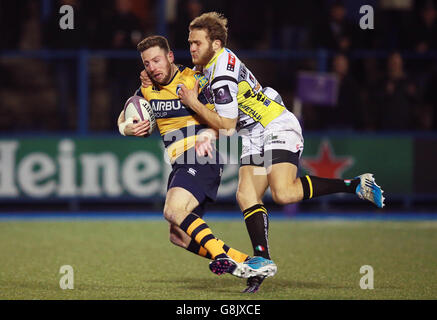 Alex Cuthbert del Cardiff Blues è affrontato da Marco Sisio di Calvisano durante la European Challenge Cup, la partita in pool Three al Cardiff Arms Park. Foto Stock