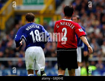 Calcio - fa Barclays Premiership - Everton contro Manchester United - Goodison Park. Gary Neville del Manchester United in azione contro suo fratello ed ex compagno di squadra Phil Neville Foto Stock