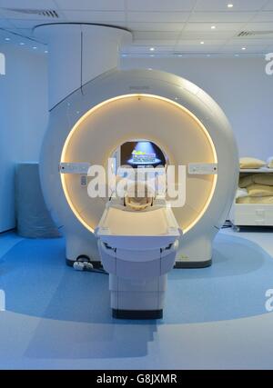 Una vista che mostra il nuovo scanner RM 3T dell'ospedale pediatrico di Sheffield. Foto Stock