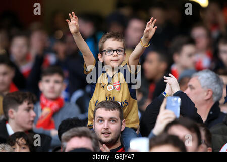 Arsenal / Chelsea - Barclays Premier League - Emirates Stadium. Un giovane fan dell'Arsenal mostra il suo sostegno nelle bancarelle prima del gioco Foto Stock