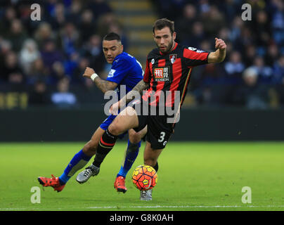 Danny Simpson di Leicester City (a sinistra) e Steve Cook di AFC Bournemouth combattono per la palla durante la partita della Barclays Premier League al King Power Stadium di Leicester. Foto Stock