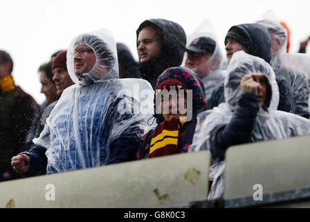 I fan di Bradford City hanno coraggioso gli elementi che si trovano in un'area lontana Come il loro lato perde 3-0 a Gillingham Foto Stock