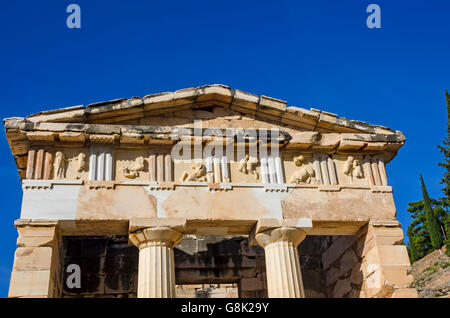 Dettaglio Tesoro degli Atenesi fregio dorico sito archeologico di Delfi Grecia Foto Stock