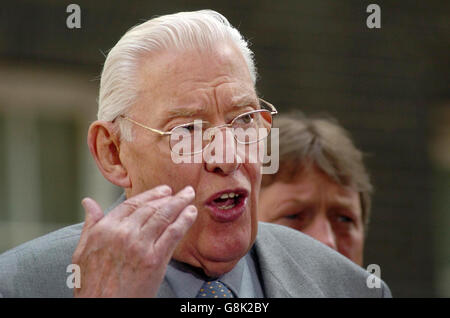 Il leader del Partito unionista democratico (DUP), il dottor Ian Paisley, parla con i media al di fuori di 10 Downing Street. Il leader del DUP ha avuto colloqui con il primo ministro Tony Blair in merito alla dichiarazione dell'IRA che sta per terminare la sua campagna armata. Foto Stock