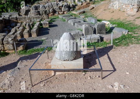Ombelico della terra sacra pietra Omphalos posto al centro della terra sito archeologico di Delfi Grecia Foto Stock