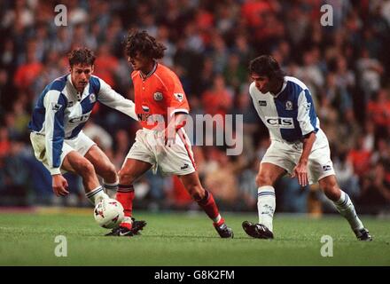 Benito carbone di Sheffield Mercoledì (centro) è attentamente guardato da Chris Sutton (a sinistra) e Jeff Kenna (a destra) di Blackburn Rovers Foto Stock