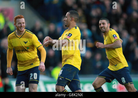 Il Kemar Roife di Oxford United festeggia il terzo gol della sua squadra durante la Emirates fa Cup, terza partita al Kassam Stadium di Oxford. Foto Stock