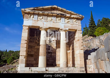 Tesoro degli Atenesi al sito archeologico di Delfi Grecia Foto Stock