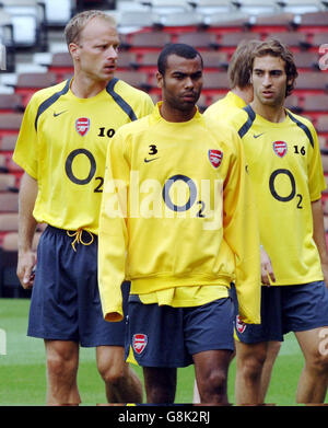 Dennis Bergkamp dell'Arsenal (L), Ashley Cole (C) e Mathieu Flamini. Foto Stock