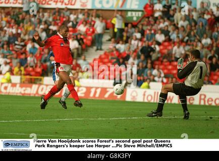 Pierre Van Hooijdonk (a sinistra) di Nottingham Forest segna il secondo goal Passato Queens Park Rangers portiere Lee Harper (a destra) Foto Stock