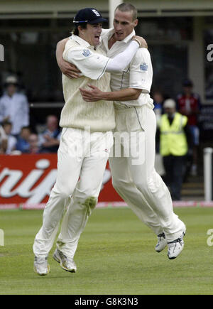 Simon Jones (R) dell'Inghilterra festeggia con Kevin Pietersen dopo aver preso il wicket dell'australiano Matthew Hayden. Foto Stock